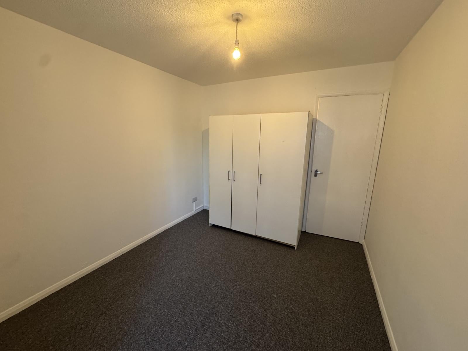 Flat Hallywell Crescent in Greater London