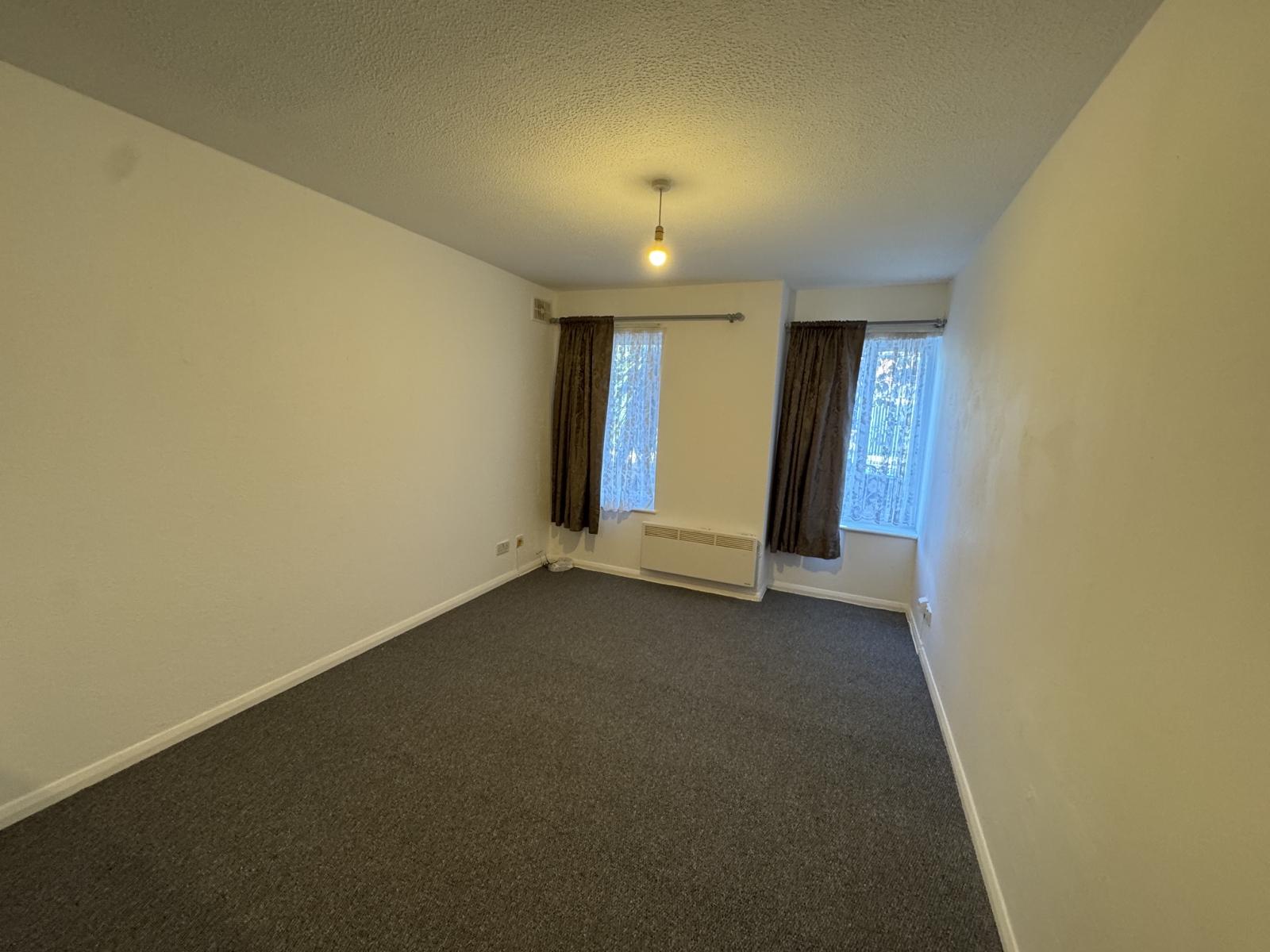 Flat Hallywell Crescent in Greater London