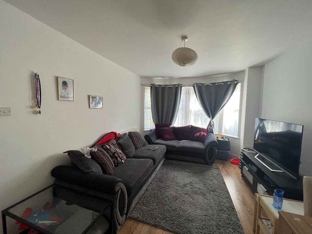 Flat Ballards Lane in Greater London