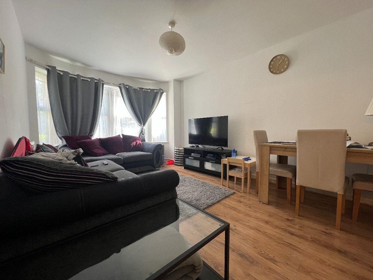 Flat Ballards Lane in Greater London