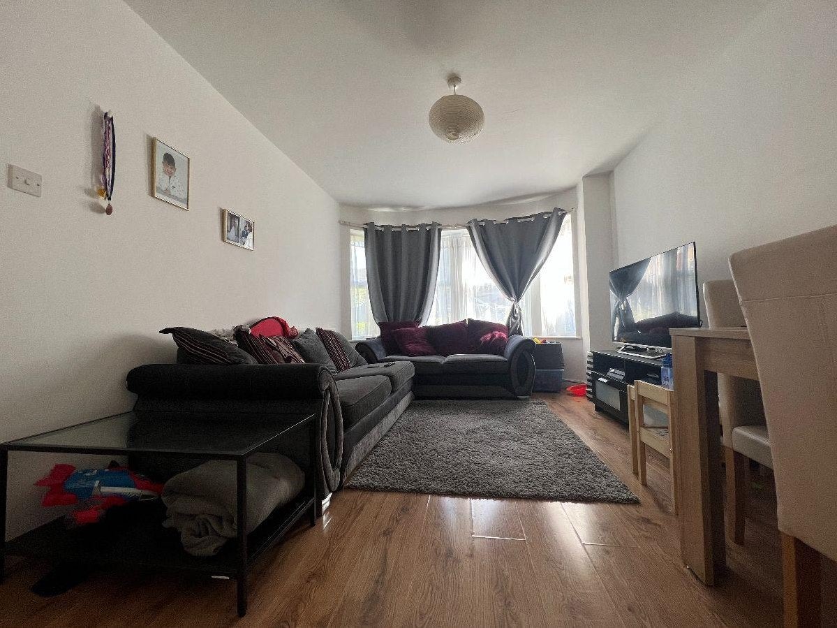 Flat Ballards Lane in Greater London