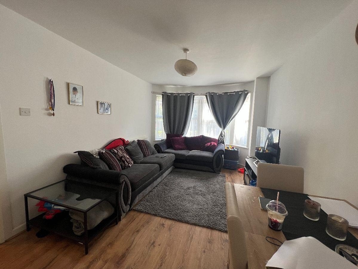 Flat Ballards Lane in Greater London