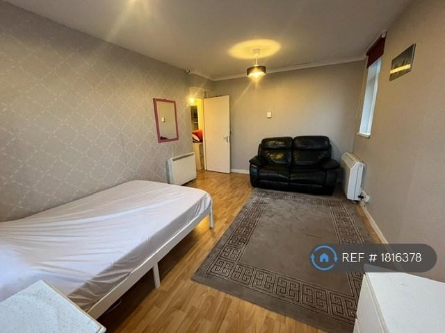 Room Bell Farm Avenue in Greater London