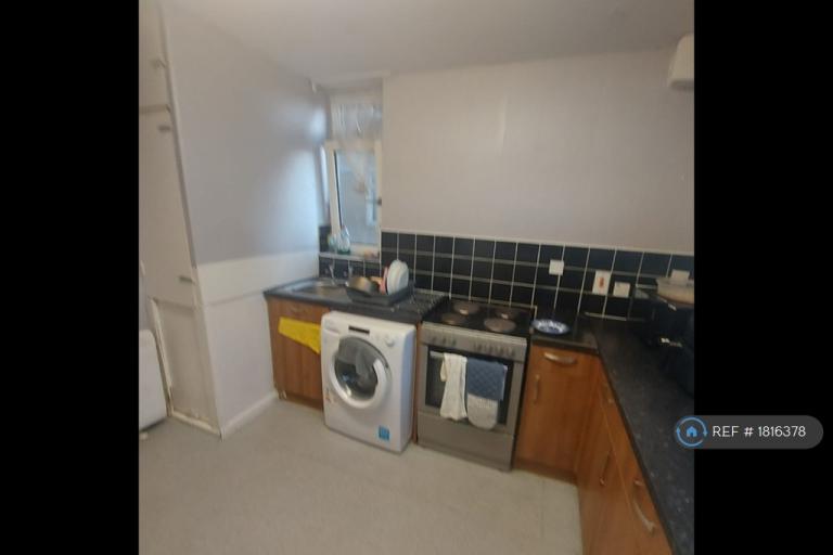 Room Bell Farm Avenue in Greater London