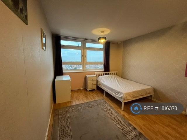 Room Bell Farm Avenue in Greater London