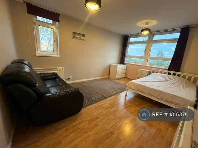 Room Bell Farm Avenue in Greater London