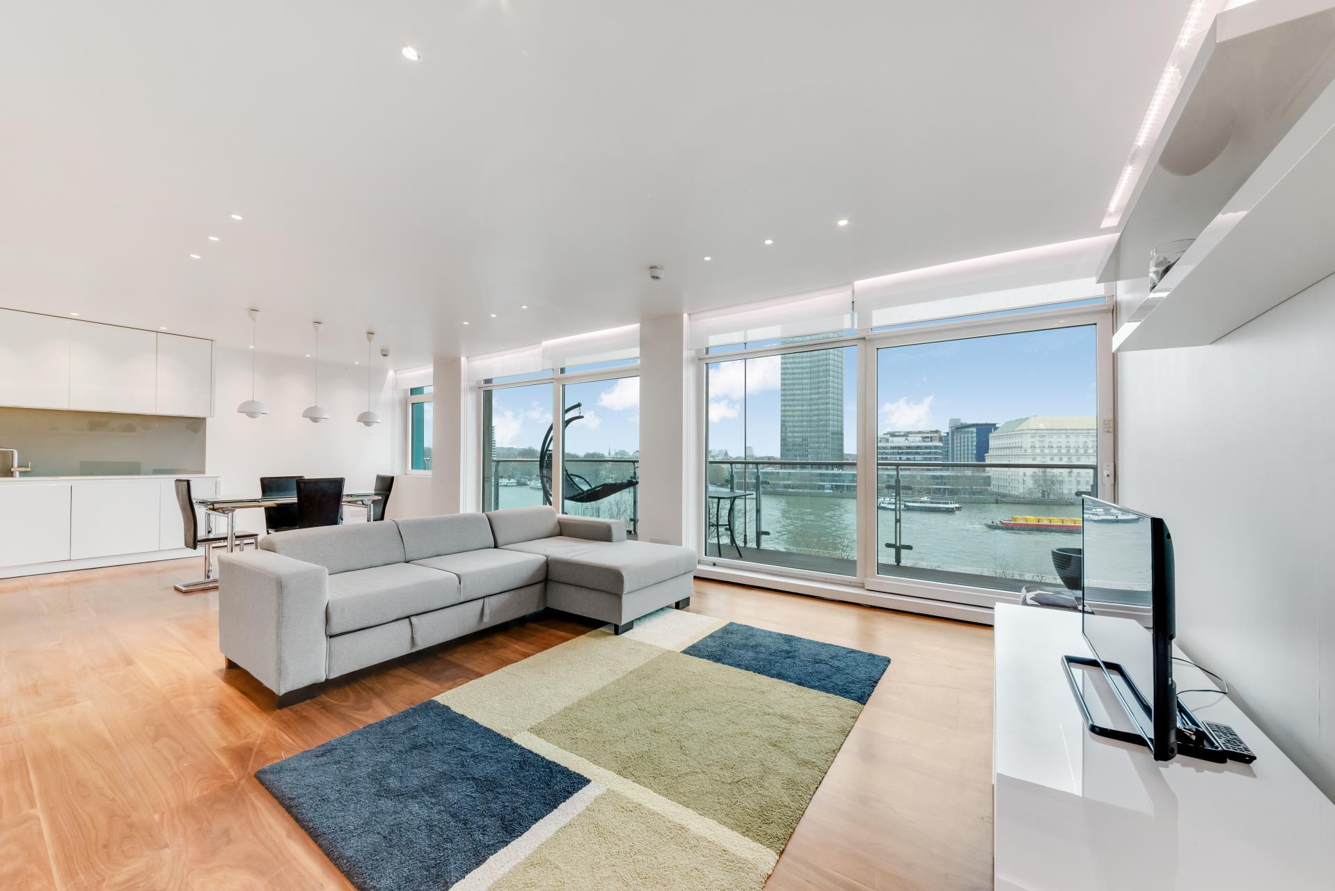 Flat Albert Embankment in Greater London