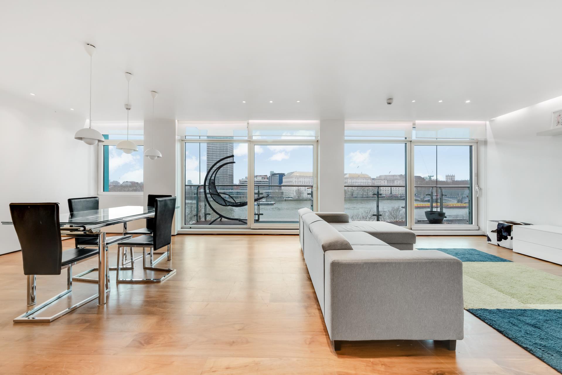 Flat Albert Embankment in Greater London
