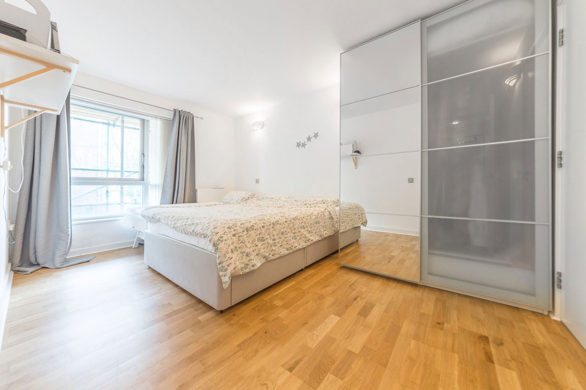 Flat West Parkside in Greater London