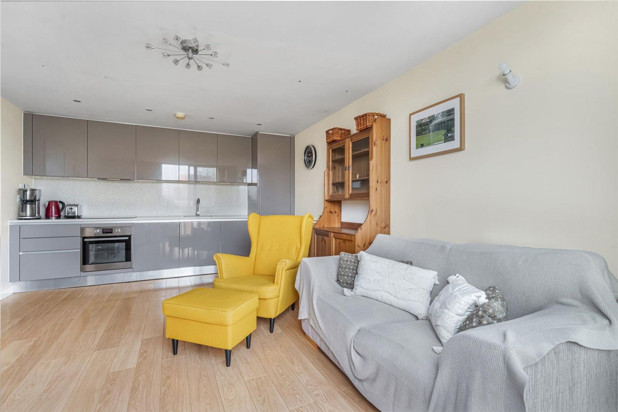 Flat Chadwell Lane in Greater London