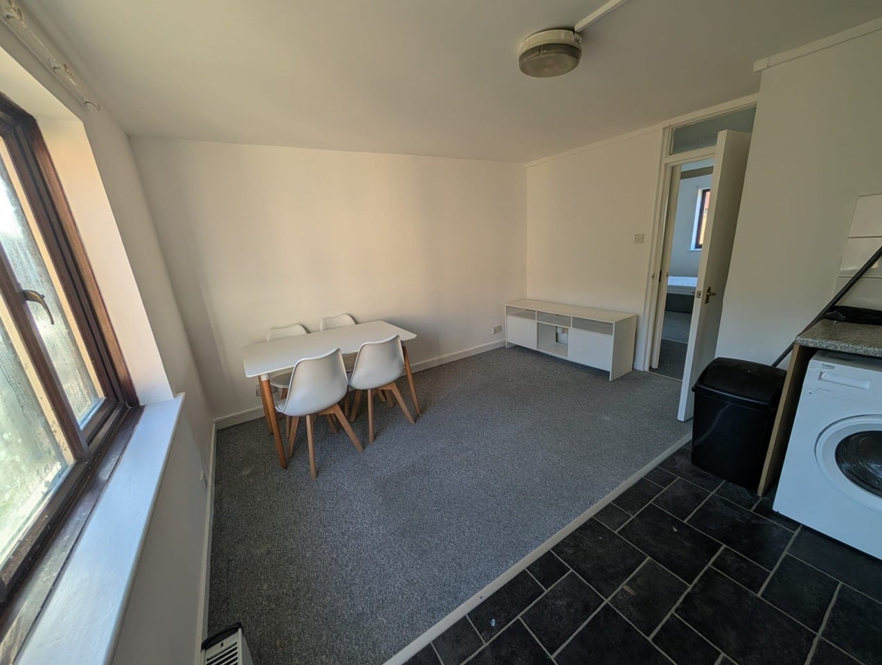 Flat Spring Close in Greater London
