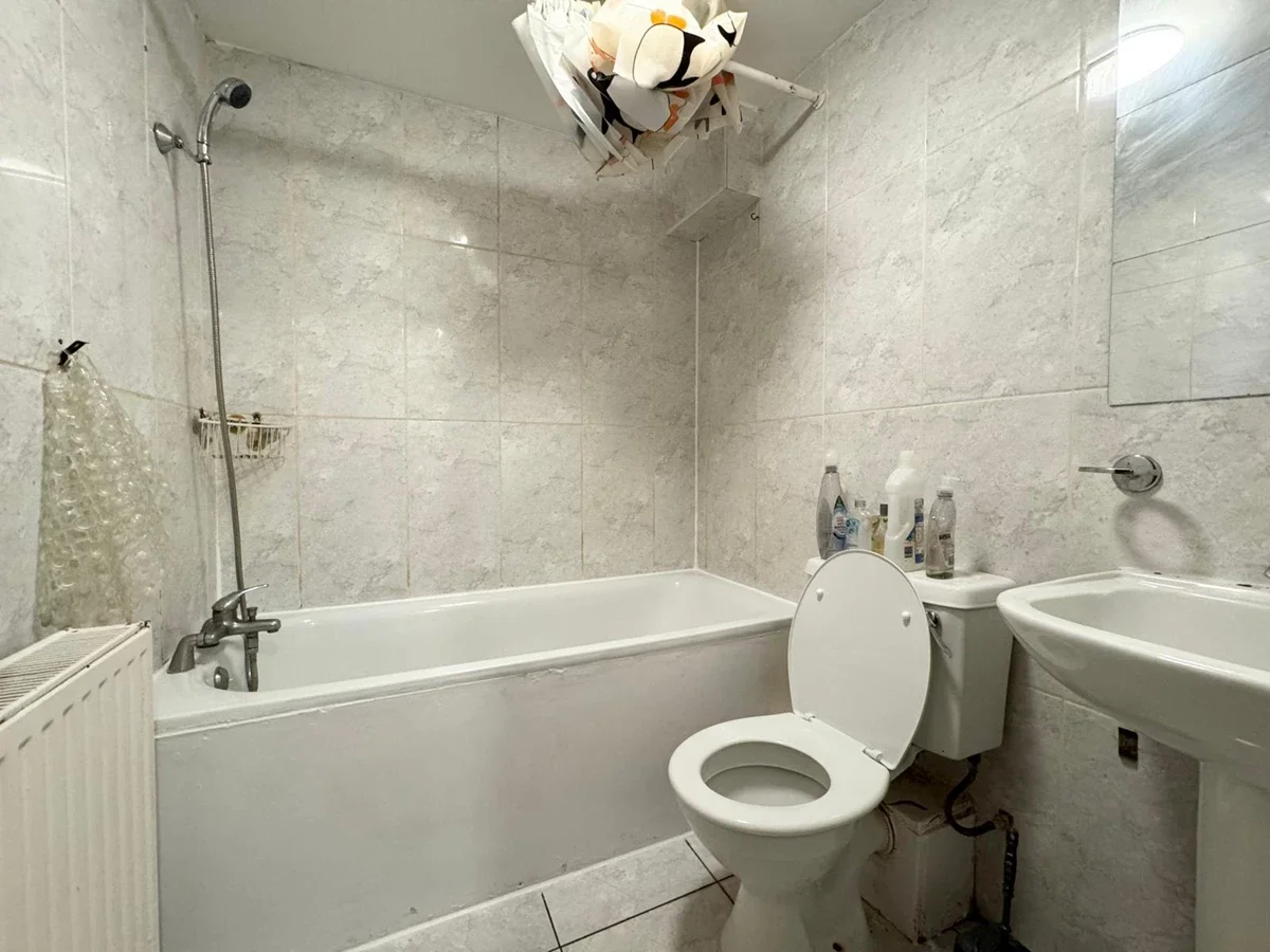 Flat Hendon Lane in Greater London