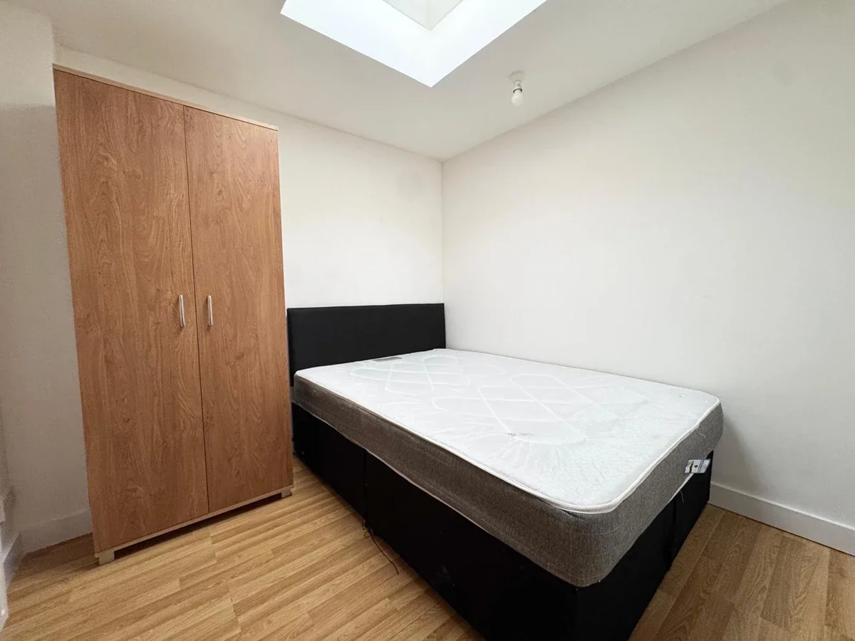 Flat Hendon Lane in Greater London