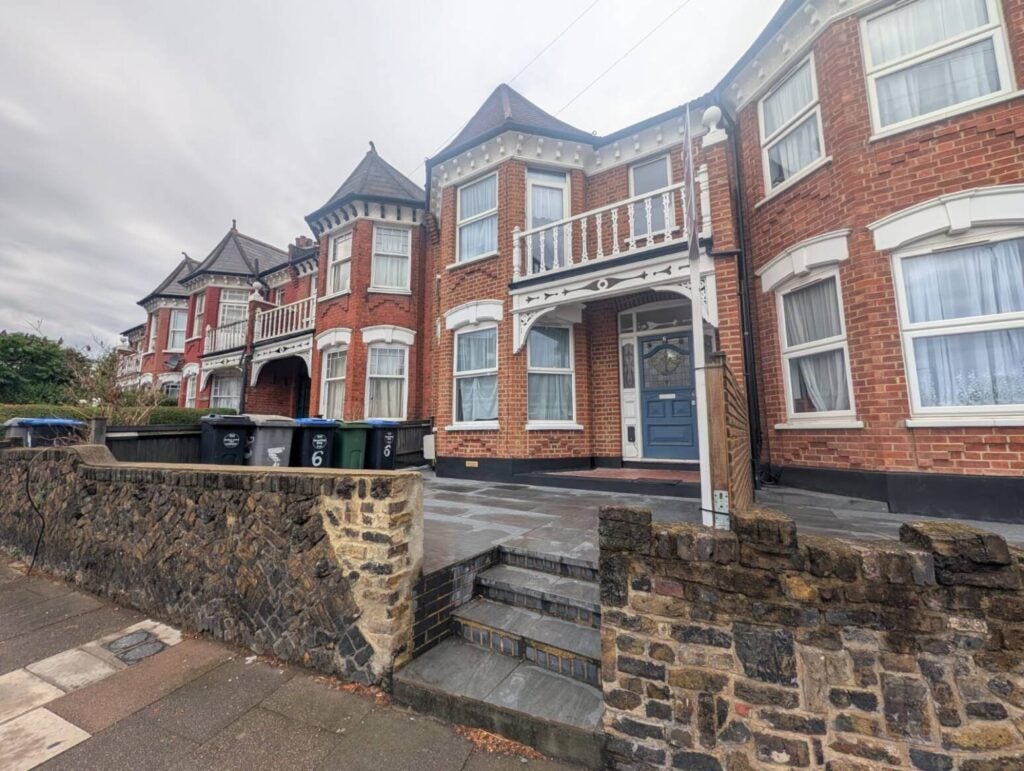 House Dudden Hill Lane in Greater London