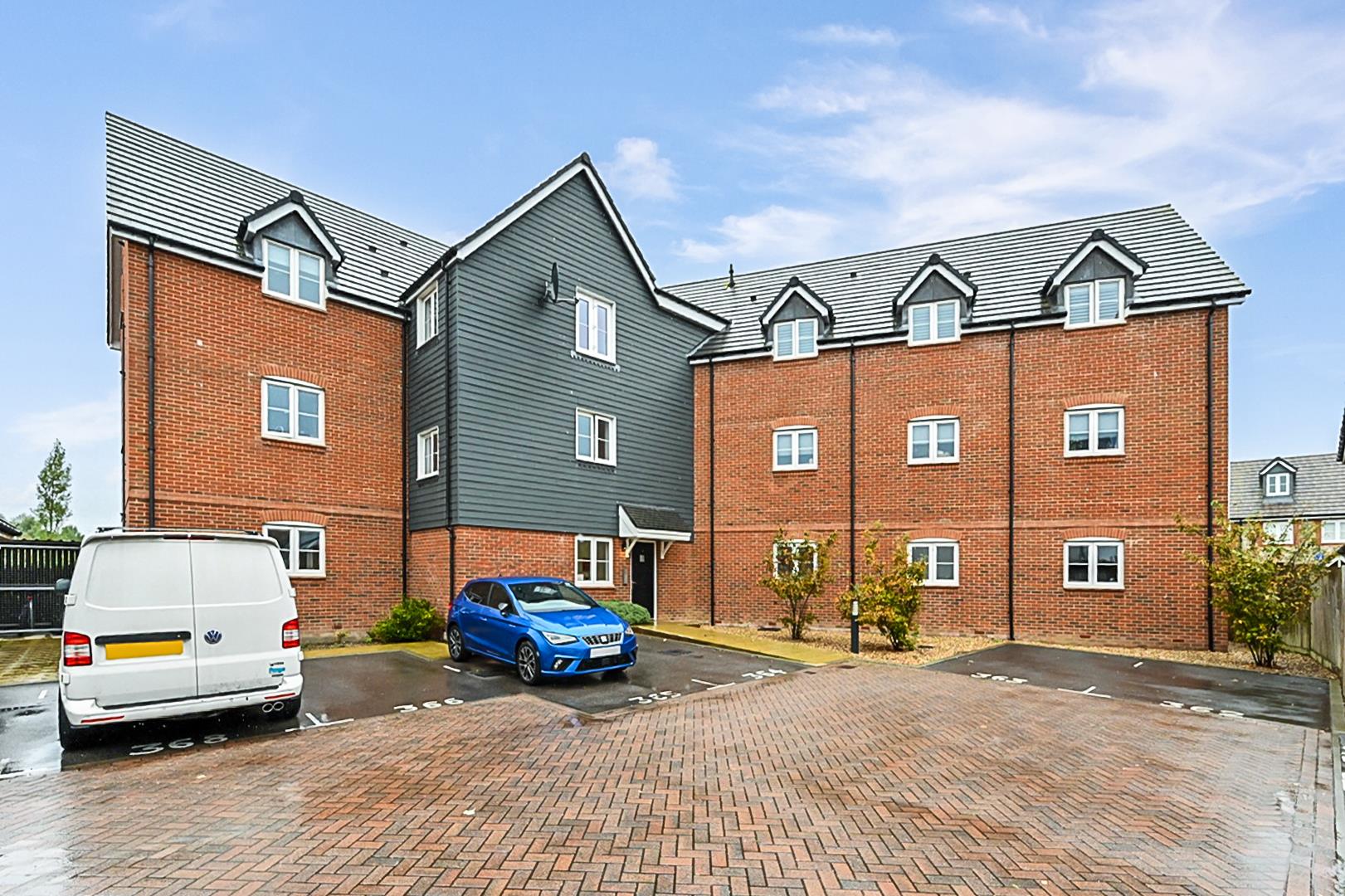 Flat Longacres Way in Chichester