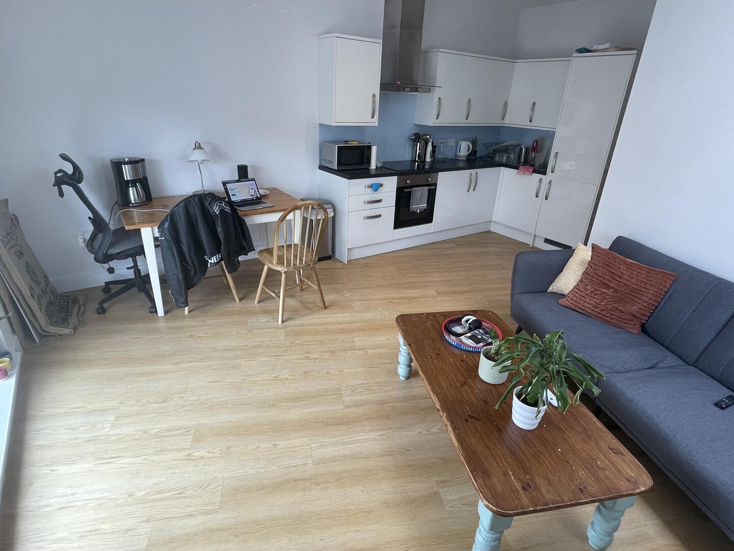 Flat Hawthorne Road in Greater London