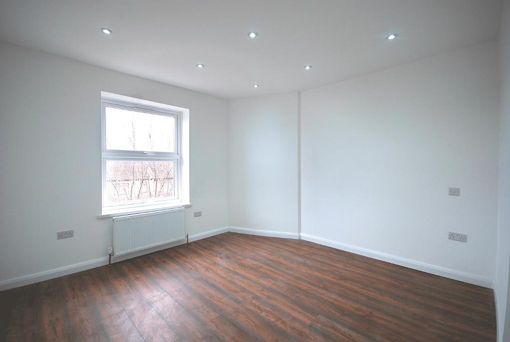 Flat Harrow Road in Greater London