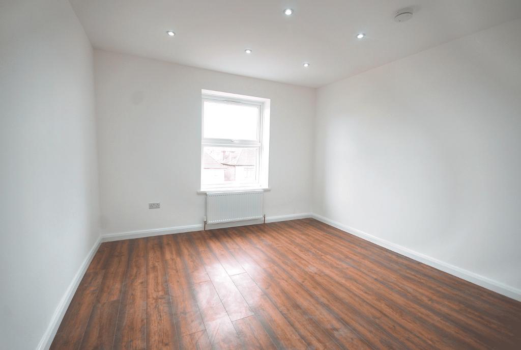 Flat Harrow Road in Greater London