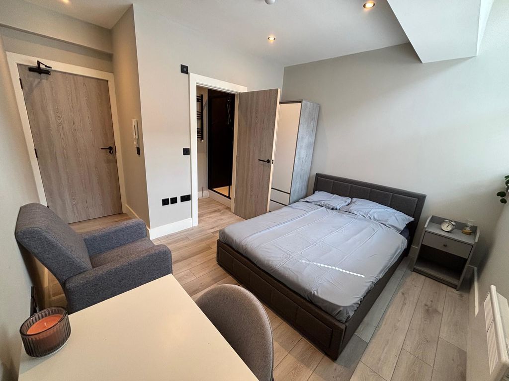 Room Wood Street in Bolton