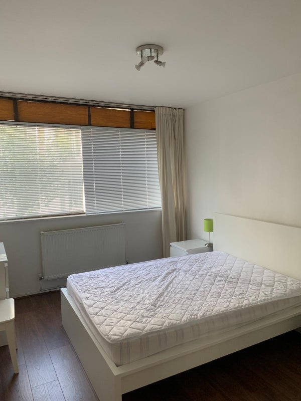 Room Queen Square in Greater London
