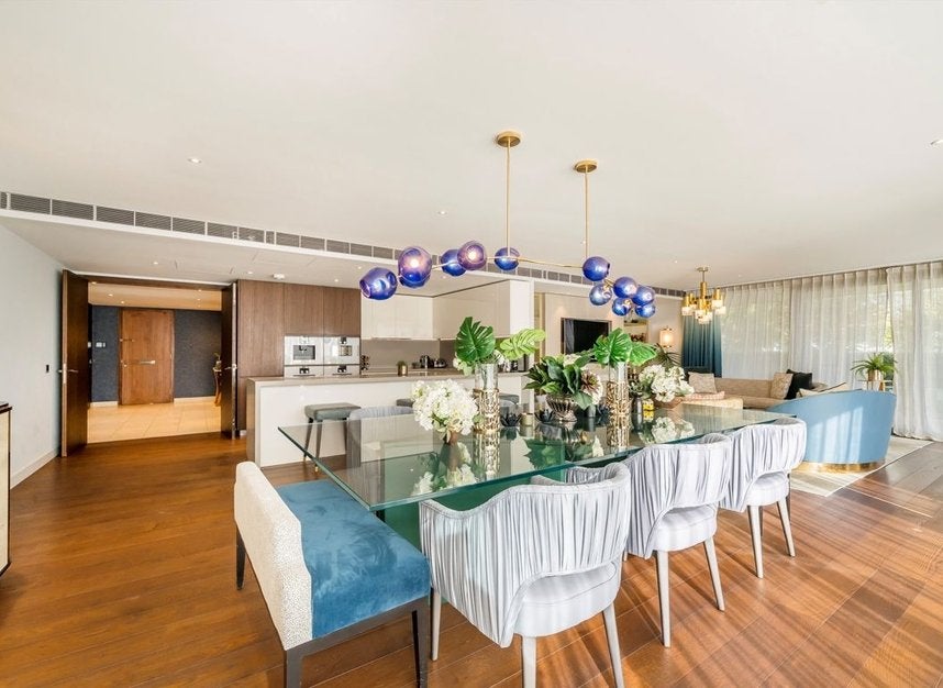 Flat Waterfront Drive in Greater London