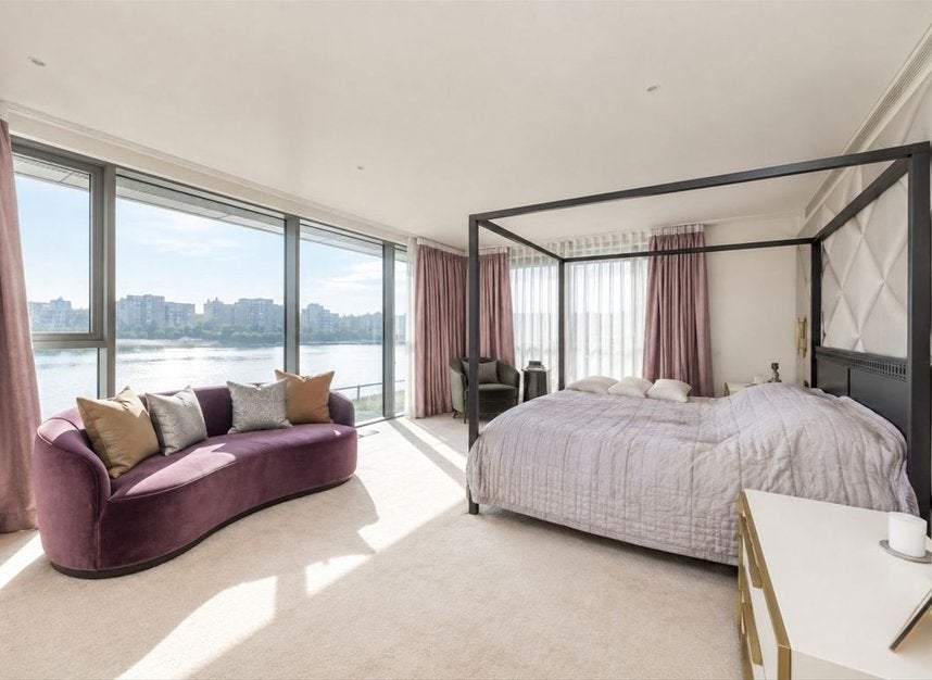 Flat Waterfront Drive in Greater London