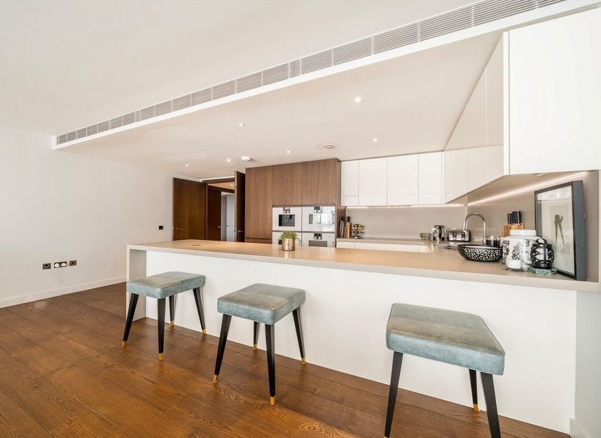 Flat Waterfront Drive in Greater London