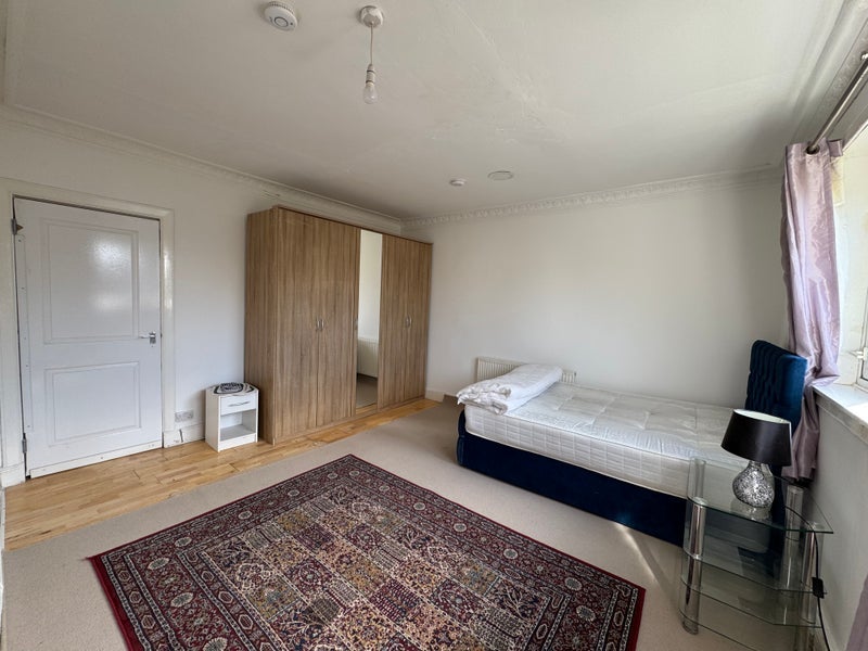 Room Glebe Place in Rutherglen