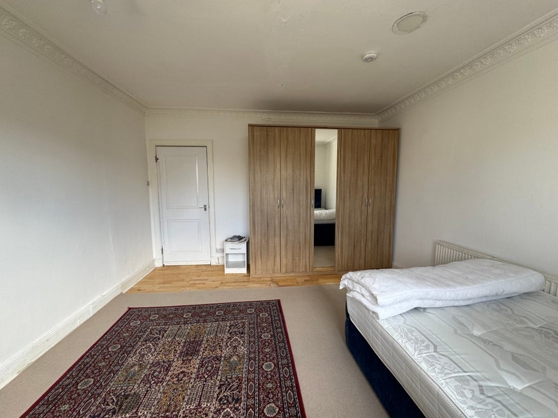 Room Glebe Place in Rutherglen
