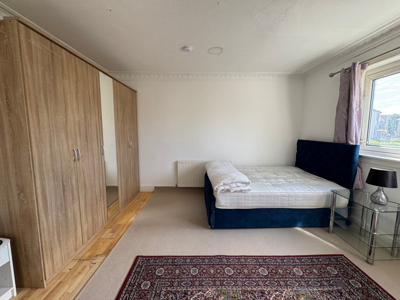 Room Glebe Place in Rutherglen