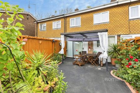 House Chaucer Close in Reading