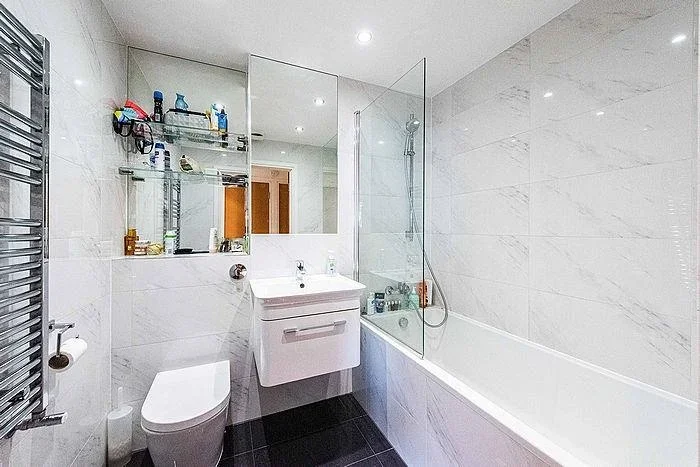 Flat Westferry Road in Greater London