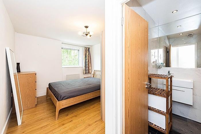 Flat Westferry Road in Greater London