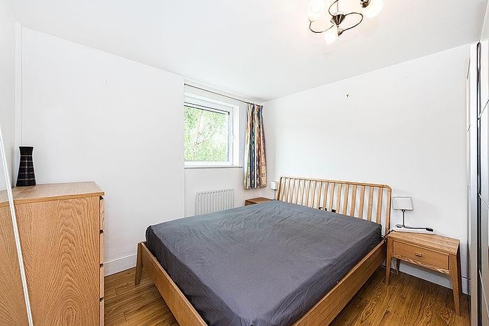 Flat Westferry Road in Greater London