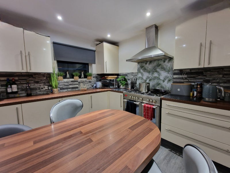 Room Hoyal Road in Poole