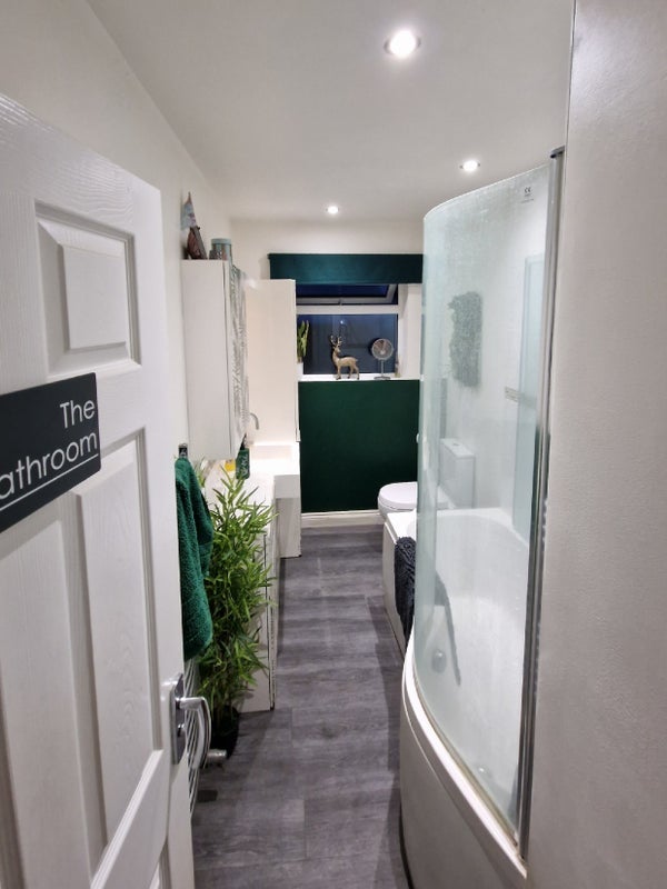 Room Hoyal Road in Poole