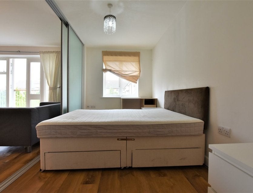 Flat Park Lodge Avenue in Greater London