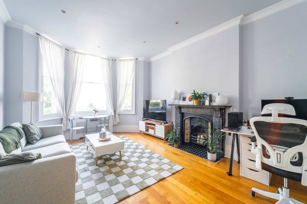 Flat Eton Avenue in Greater London