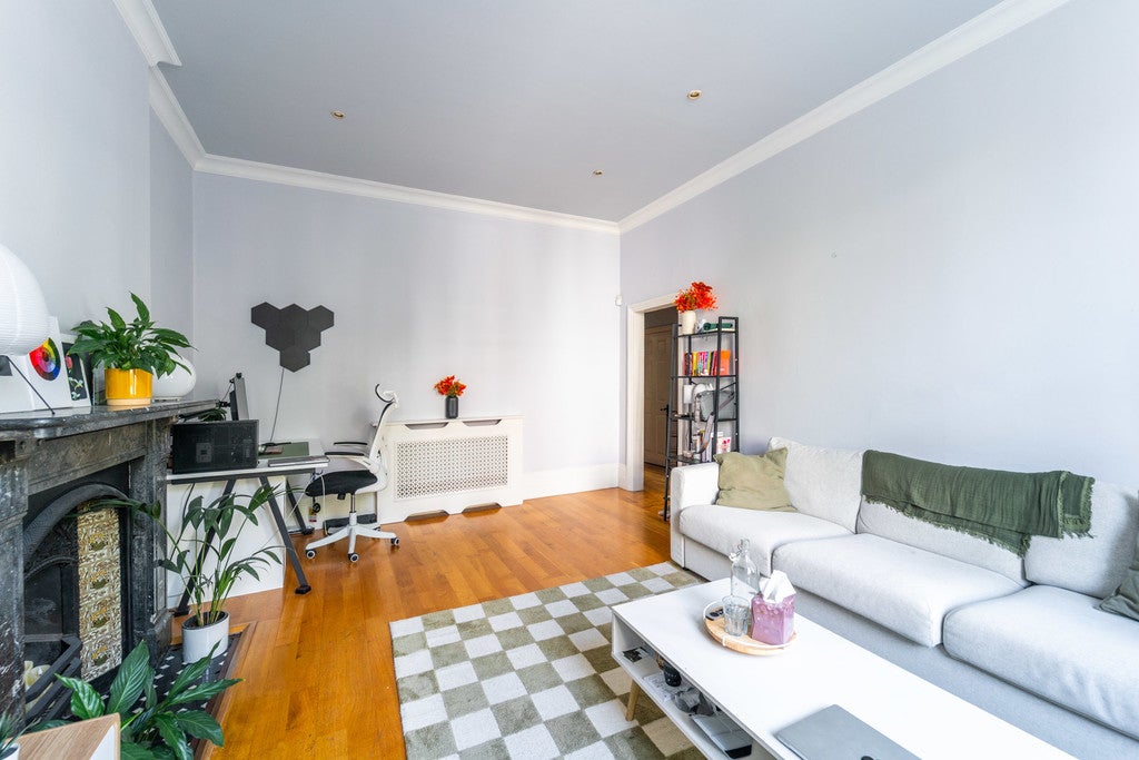 Flat Eton Avenue in Greater London