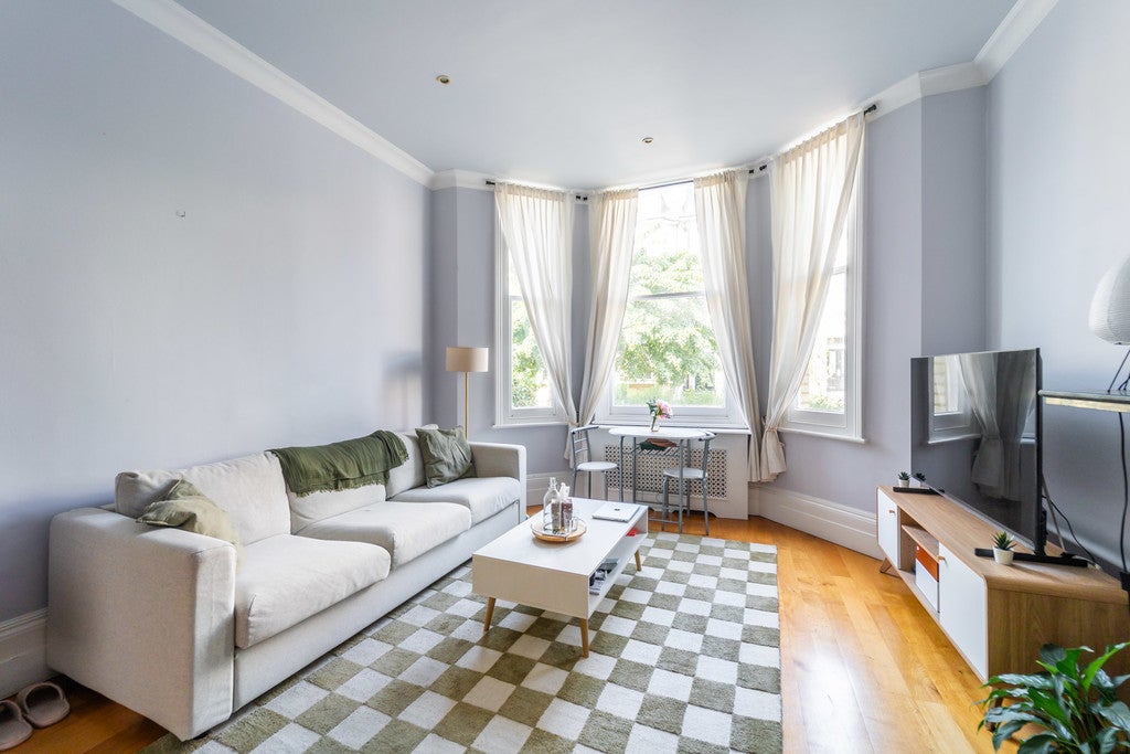 Flat Eton Avenue in Greater London