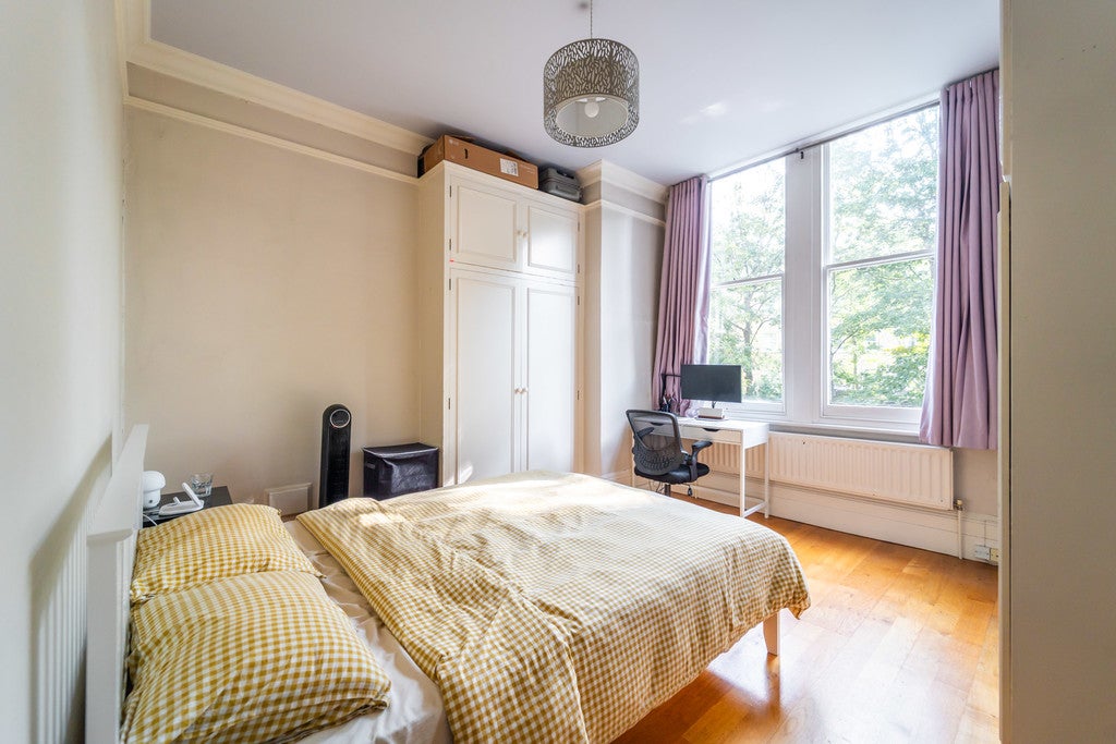 Flat Eton Avenue in Greater London
