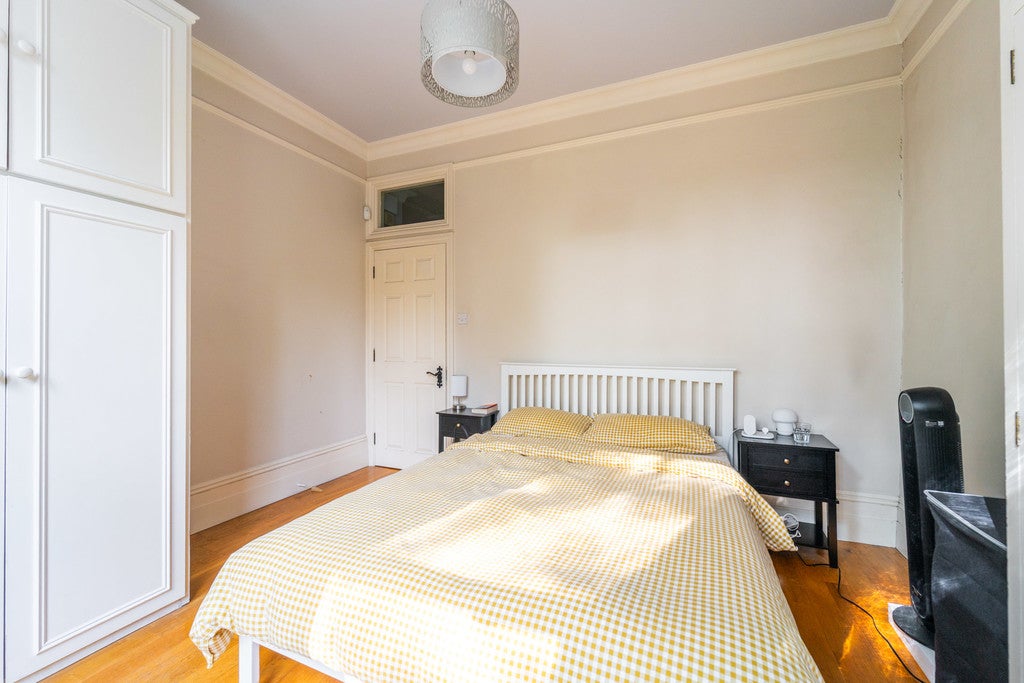 Flat Eton Avenue in Greater London
