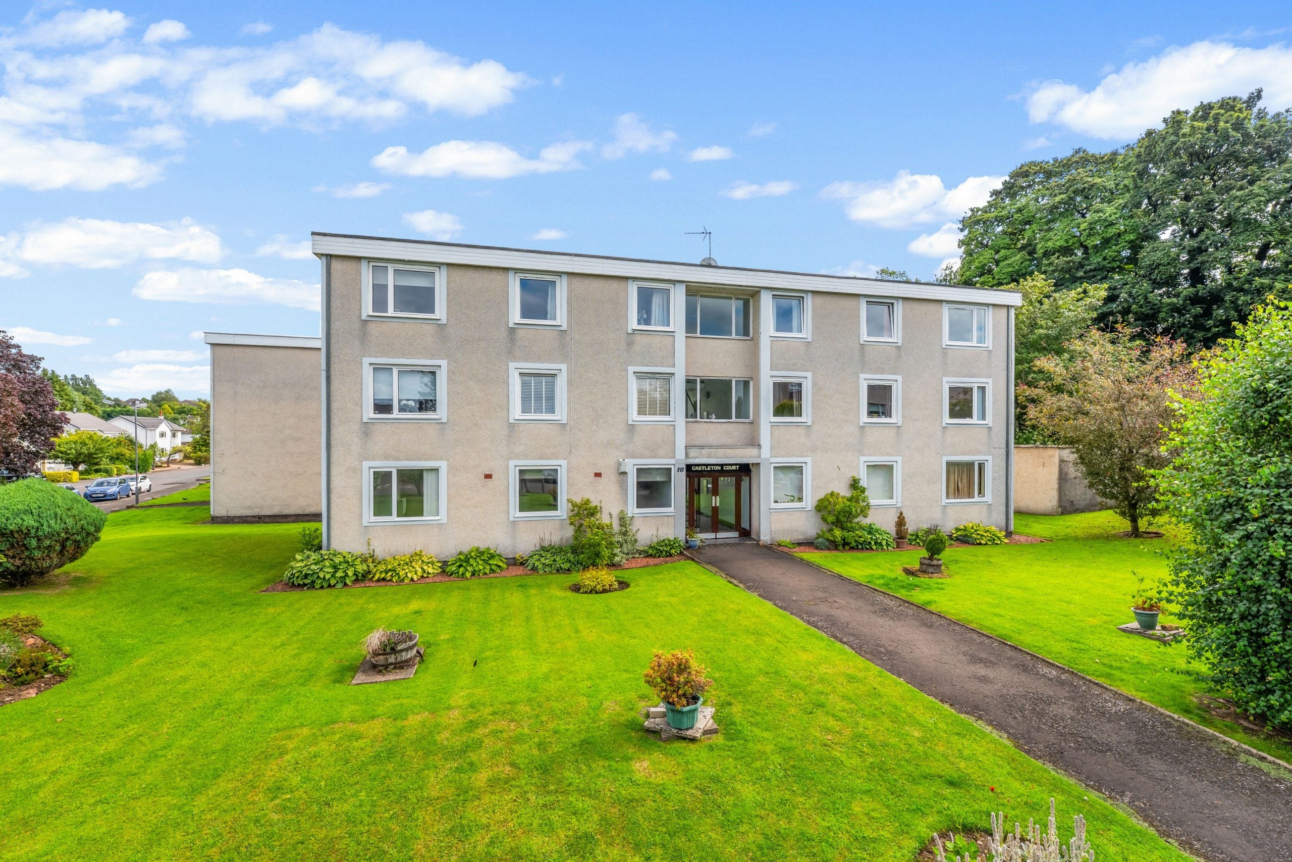 Flat Castleton Crescent in Newton Mearns