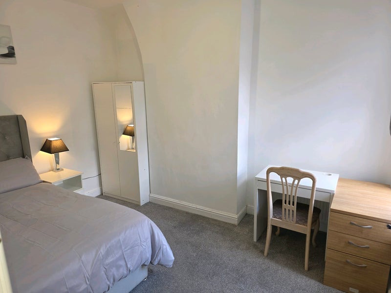 Room Brookhurst Road in Manchester