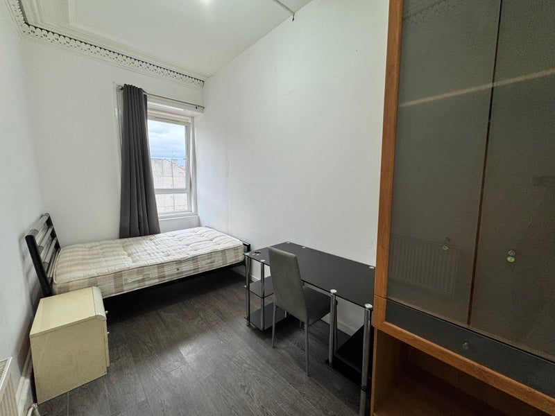 Room Dixon Avenue in Glasgow