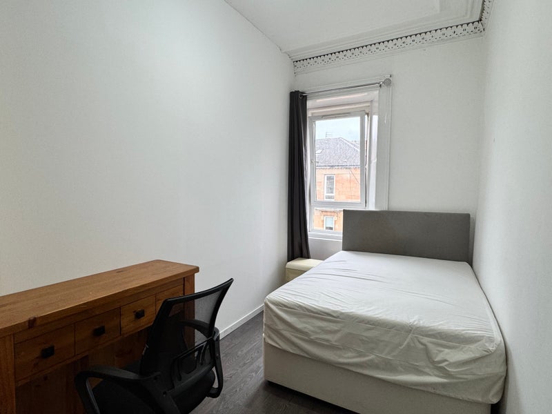 Room Dixon Avenue in Glasgow