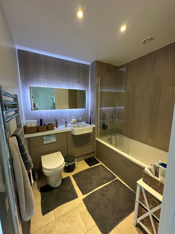 Room Beatrice Place in Greater London