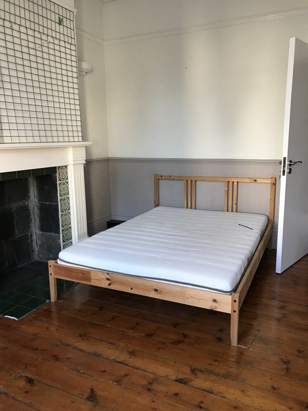 Room Squires Lane in Greater London
