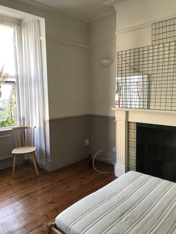 Room Squires Lane in Greater London