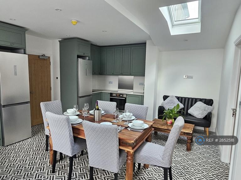 Room Park Avenue in Greater London